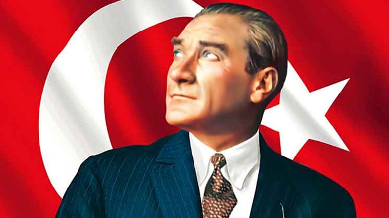 Ataturk med turkiets flagga som bakgrund
